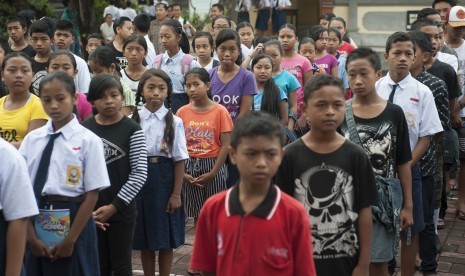 Sejumlah anak pengungsi Gunung Agung berbaris untuk didata di SMPN 3 Semarapura, Klungkung, Bali, Senin (25/9). 