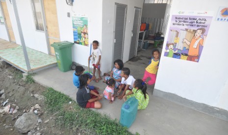 Sejumlah anak pengungsi korban bencana gempa dan likuifaksi bermain di sekitar kamar mandi umum di Hunian Sementara (Huntara) Petobo, Palu, Sulawesi Tengah, Senin (15/4/2019).