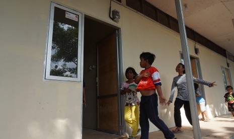 Sejumlah anak pengungsi korban bencana gempa dan tsunami berada disekitar hunian sementara yang akan mereka tempati di Lapangan Golf Bumi Roviga, Palu, Sulawesi Tengah, Selasa (13/8/2019). 