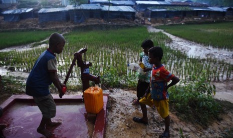 Sejumlah anak pengungsi Rohingya mengambil air di Kamp Pengungsian Ukhia, Cox Bazar, Bangladesh, Kamis (28/9).