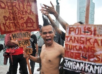 Sejumlah anak punk saat menggelar unjuk rasa.