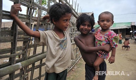 Sejumlah anak Rohingya bermain di Kamp Pengungsi Rohingya di Propinsi Sittwe, Myanmar.