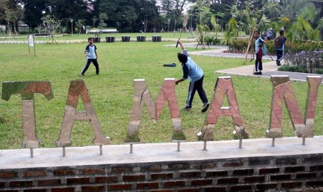 Sejumlah anak saat bermain di Taman Heulang, Tanah Sareal, Kota Bogor, Jawa Barat, Selasa (22/3).