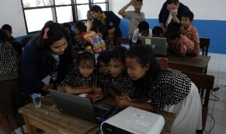 Sejumlah anak Sekolah Dasar SD Negeri Muara saat belajar mengenal internet, di Muara, Teluknaga, Kabupaten Tangerang, Banten.