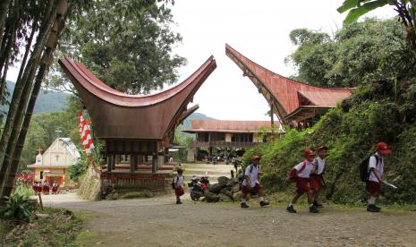 Sejumlah anak sekolah melintas di kawasan desa wisata Torea, Kecamatan Tikala, Kabupaten Toraja Utara, Sulawesi Selatan, Selasa (16/8/2022). Menteri Pariwisata dan Ekonomi Kreatif Sandiaga Salahuddin Uno menghimbau para pengelola desa wisata untuk memanfaatkan momentum HUT ke-77 Kemerdekaan RI dengan menggelar program khusus yang mencerminkan keunikan wilayah masing-masing sehingga menjadi daya tarik bagi wisatawan lokal maupun mancanegara.