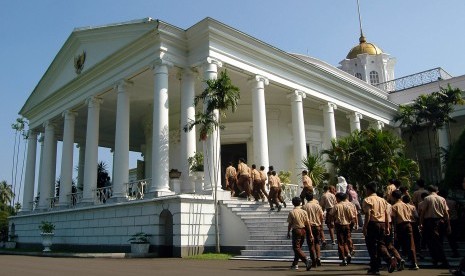 Sejumlah anak sekolah mengunjungi Istana Bogor, Kota Bogor, Jawa Barat, Rabu (25/5).