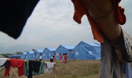 Sejumlah anak terdampak likuifaksi bermain di sekitar tenda Kamp Pengungsi Terpadu di Kelurahan Petobo, Palu, Sulawesi Tengah, Jumat (19/10/2018).