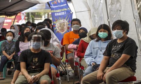 Sejumlah anak umur 12 hingga 17 tahun antre untuk mendapatkan vaksinasi COVID-19 di sentra vaksinasi gratis swadaya Perumahan Maharaja dengan TNI - Polri di Depok, Jawa barat, Ahad (25/7/2021). Wakil Presiden Ma