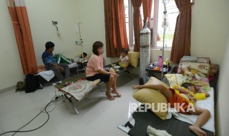 Sejumlah anak yang terkena virus Demam Berdarah Dengue (DBD) dirawat dengan menggunakan velbed di ruangan cempaka yang berada di Rumah Sakit Umum Daerah (RSUD) Cibinong, Bogor, Jawa Barat, Selasa (1/3).