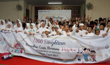 PT Pertamina dan DDSejumlah anak yatim berfoto bersama usai mendapatkan bantuan berupa tas dan perlengkapan sekolah (Ilustrasi)