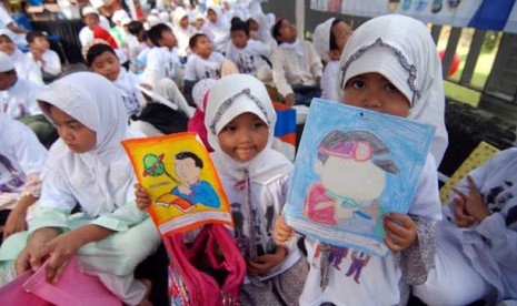 Sejumlah anak yatim binaan Yayasan Yatim Mandiri, menunjukan lukisan hasil karya mereka saat acara 