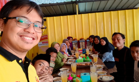 Salah satu owner Soto Seger Boyolali Hj Amanah, Ubaidillah berpose bersama sejumlah anak yatim dan dhuafa yang menikmati Soto Seger Boyolali Hj Amanah. Restoran ini berlokasi di wilayah Pamulang, Tangsel.