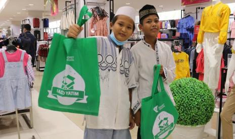 Sejumlah anak yatim di wilayah Jabodetabek sangat senang saat diajak belanja kebutuhan lebaran oleh tim Dompet Dhuafa, pada Selasa sore (27/04). Kegiatan ini bertujuan mengajak anak-anak yatim berbelanja sesuai keinginan mereka untuk dipakai di Hari Raya Idul Fitri dan memberikan uang saku untuk mereka. 