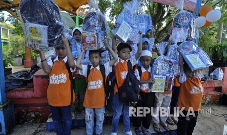 Berbagi dan bersedekah kepada anak yatim dan dhuafa merupakan salah satu kunci meraih hidup sukses, selamat, berkah dan bahagia.  