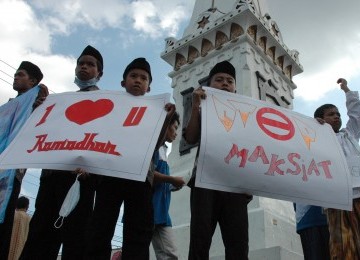 Sejumlah anak yatim mengikuti aksi simpatik yang diprakarsai Yatim Mandiri Cabang Yogyakarta, di Tugu Yogyakarta, Jumat (15/7). Aksi simpatik yang diikuti puluhan anak yatim tersebut untuk menyambut Ramadhan 1432 H.