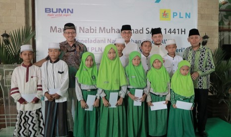 Sejumlah anak yatim penerima manfaat berfoto bersama usai prnyerahan santunan dari PLN UID Jawa Tengah dan DI Yogyakarta, di Masjid An-Nur kompleks kantor PLN UID Jawa Tengah dan DI Yogyakarta, Jalan Teuku Umar, Kota Semarang, Rabu (13/11). 