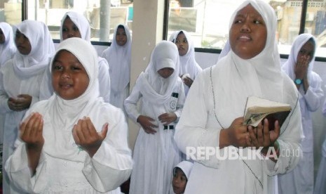  Sejumlah anak yatim piatu bersyalawat pada acara memperingati Maulid Nabi Muhammad SAW di Jakarta.