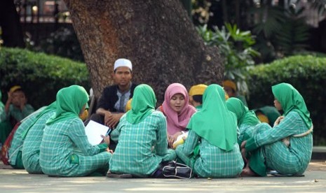 Sejumlah anak yatim piatu dan kurang mampu binaan Masjid Agung Sunda Kelapa mengukuti kegiatan mengaji di halaman Masjid