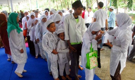   Sejumlah anak yatim piatu memperoleh bingkisan dan santunan usai mengikuti acara 