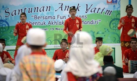  Sejumlah anak yatim piatu mengikuti perayaan Hari Lebaran Anak Yatim Piatu di Mal Seasons City, Jakarta, Jumat (15/11).  (Republika/Agung Supriyanto)