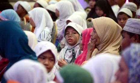  Sejumlah anak yatim piatu mengikuti perayaan Hari Lebaran Anak Yatim Piatu di Mal Seasons City, Jakarta, Jumat (15/11).  (Republika/Agung Supriyanto)