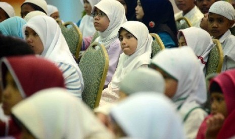 Sejumlah anak yatim piatu yang mendapatkan bantuan di bulan Ramadhan (ilustrasi).