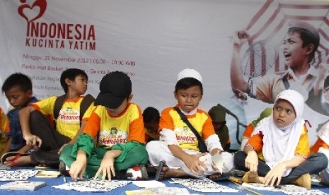 Sejumlah anak yatim saat mengikuti acara 