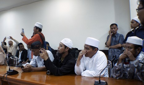 Sejumlah anggota Aliansi Pergerakan Islam (API) Jabar melakukan audiensi dengan anggota dewan terkait kasus bentrokan dengan ormas lain usai pemeriksaan Habib Rizieq di Mapolda Jabar, Bandung, Jawa Barat, Jumat (13/1). 