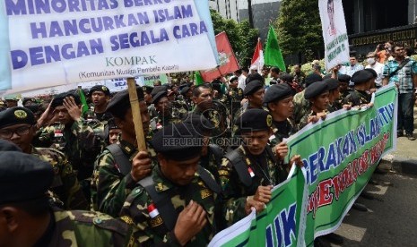  Sejumlah anggota Angkatan Muda Ka'bah (AMK) bersama Kader PPP melakukan unjuk rasa di depan Gedung Kementerian Hukum dan HAM, Jakarta, Senin (28/12).  (Republika/Raisan Al Farisi)