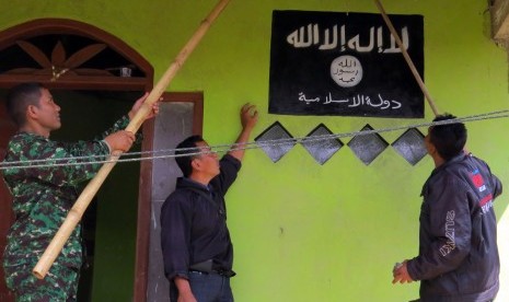 Sejumlah anggota BabinsaTNI menunjukkan lambang ISIS (Negara Islam Irak dan Syiria) di dinding rumah terduga anggota ISIS berinisial Un (32) di Dusun Sumur, Ngadisepi, Gemawang, Temanggung, Jateng Senin (25/5).