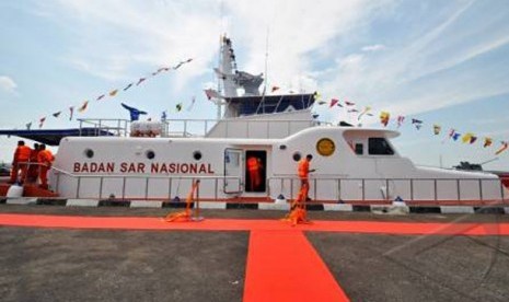 Sejumlah anggota Badan SAR Nasional (Basarnas) berada di atas kapal Rescue Boat (RB) 214 usai diresmikan, di dermaga Lanal Pontianak, Selasa (21/6). 