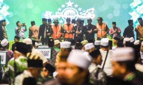 Sejumlah anggota Banser (Barisan Ansor Serbaguna Nahdlatul Ulama) membuat barikade di panggung saat pembahasan Tata Tertib Muktamar NU ke 33 di Alun-alun Jombang, Jawa Timur, Minggu (2/8) malam.