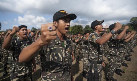 Sejumlah anggota Banser meneriakkan yel-yel  (ilustrasi)