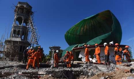 Dead victims evacuated from the ruin of Jabal Nur Mosque in Tanjung, North Lombok, West Nusa Tenggara, Tuesday (Aug 7).