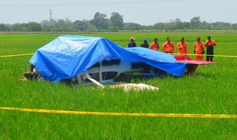 Sejumlah anggota Basarnas melihat pesawat jenis Cesna 172 yang jatuh di areal sawah Desa Banjar Wangunan, Mundu, Cirebon, Jawa Barat, Selasa (30/8). 