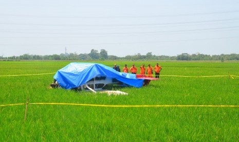 Sejumlah anggota Basarnas melihat pesawat jenis Cesna 172 yang jatuh di areal sawah Desa Banjar Wangunan, Mundu, Cirebon, Jawa Barat, Selasa (30/8).