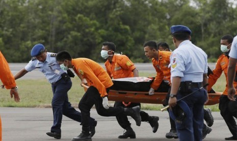   Sejumlah anggota Basarnas mengevakuasi jenazah korban jatuhnya pesawat AirAsia QZ8501, di Lanud TNI AU Iskandar Pangkalan Bun, Kalteng, Rabu (31/12).  (AP/Achmad Ibrahim)