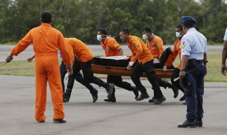   Sejumlah anggota Basarnas mengevakuasi jenazah korban jatuhnya pesawat AirAsia QZ8501, di Lanud TNI AU Iskandar Pangkalan Bun, Kalteng, Rabu (31/12).  (AP/Achmad Ibrahim)