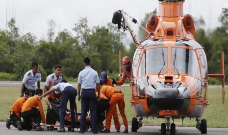  Sejumlah anggota Basarnas mengevakuasi jenazah korban jatuhnya pesawat AirAsia QZ8501, di Lanud TNI AU Iskandar Pangkalan Bun, Kalteng, Rabu (31/12).  (AP/Achmad Ibrahim)