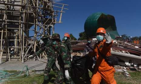 National SAR Agency evacuates dead victims buried under the rubble of Jabal Nur Mosque in Tanjung, North Lombok, West Nusa Tenggara (NTB), Tuesday (Aug 7).