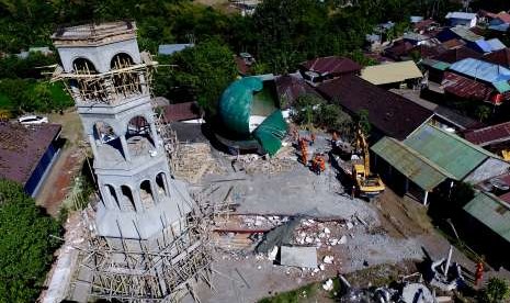 Dead victims evacuated from the ruin of Jabal Nur Mosque in Tanjung, North Lombok, West Nusa Tenggara, Tuesday (Aug 7).