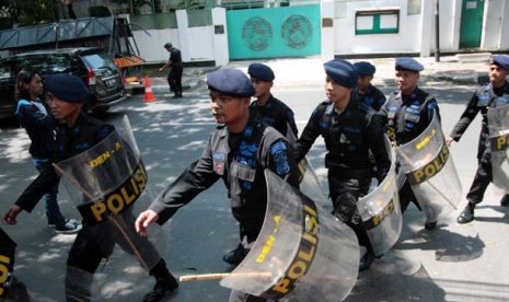 Sejumlah anggota Brimob berada di sekitar Kedutaan Myanmar, Menteng, Jakarta, Jumat (3/5). 