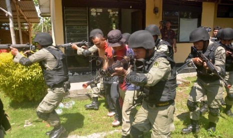 Sejumlah anggota Brimob melakukan penyergapan teroris di Markas Komando Brimob Kompi 3 Detasemen B Pelopor Satbrimob Polda Jatim, Bondowoso, Jawa Timur, Sabtu (17/1).