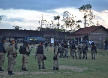 Sejumlah anggota Brimob Polda NTB bersiaga saat melakukan penyisiran di areal Pondok Pesantren Umar bin Khattab, di Kabupaten Bima, NTB, Rabu (13/7). 