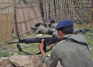  Sejumlah anggota Brimob Polda NTB bersiaga setelah berhasil memasuki areal Pondok Pesantren Umar bin Khatab, Desa Sanolo, Kecamatan Bolo, Kabupaten Bima, NTB, Rabu (13/7).