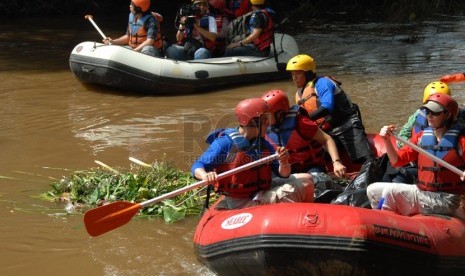   Sejumlah anggota dan masyarakat peduli Ciliwung menaiki perahu karet untuk memunguti sampah di bantaran Kali Ciliwung di kawasan Mt. Haryono, Jakarta Selatan, Ahad (27/4). (Republika/Rakhmawaty La'lang)