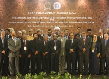 Sejumlah anggota delegasi berfoto bersama pada pembukaan Asian Parliamentary Assembly (APA) di The Sunan Hotel, Solo, Jateng, Selasa (28/9). 