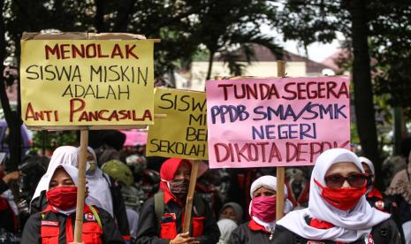 Sejumlah anggota Dewan Kesehatan Rakyat (DKR) bersama orang tua murid berunjuk rasa di Balai Kota Depok, Jawa Barat, Kamis (2/7/2020). Unjuk rasa tersebut sebagai bentuk protes penolakan siswa miskin dalam Penerimaan Peserta Didik Baru (PPDB) Kota Depok dan proses pendaftaran yang dinilai menyusahkan orang tua dan calon siswa.