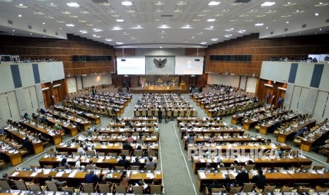 Sejumlah anggota dewan mengikuti sidang pada Rapat Paripurna pengesahan UU Ormas di Kompleks Parlemen, Senayan, Jakarta, Selasa (24/10). 