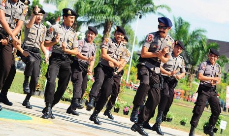 Sejumlah anggota Direktorat Sabhara Polda Kalbar menari 'Gangnam Style' membawakan drama parodi dalam perayaan HUT ke-67 Polri di Mapolda Kalbar, di Pontianak, Senin (1/7)